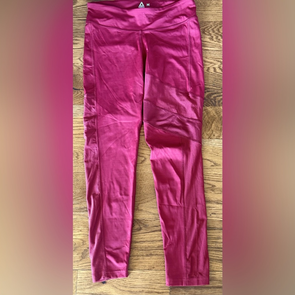 Reebok Women’s Ankle Length Maroon Leggings. Medium